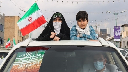 Partisipasi Anak-Anak dan Remaja dalam Pawai 22 Bahman
