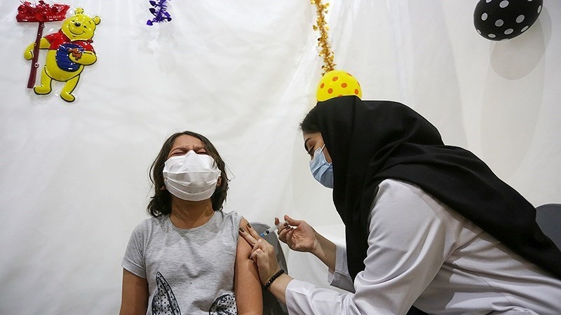 Vaksinasi Anak-Anak Usia 5-12 Tahun di Isfahan, Iran, Selasa (22/2/2022).