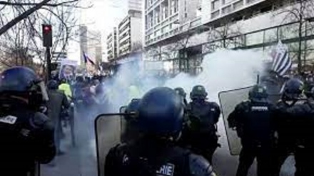法国警方动用催泪瓦斯驱赶抗议示威者