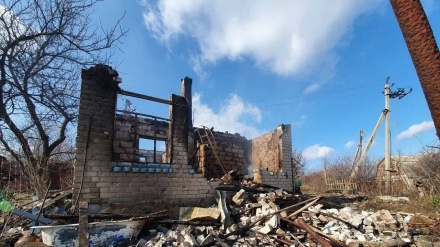 Луганскнинг Пионерское қишлоғини артиллериядан ўққа тутиш оқибатлари (видео)