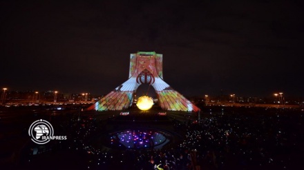 (VIDEO) Festa Rivoluzione islamica con il canto e il countdown in piazza Azadi