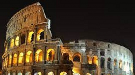 Solidarietà all'Ucraina: Roma, Berlino e Parigi illuminano di giallo e azzurro i monumenti