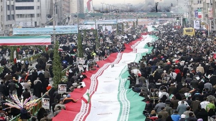 Mediat amerikane: Flamuri i Iranit dhe slogani 
