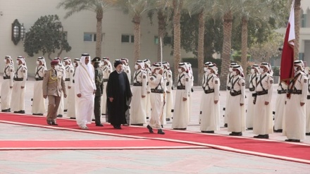 カタール首長がイラン大統領を公式歓迎