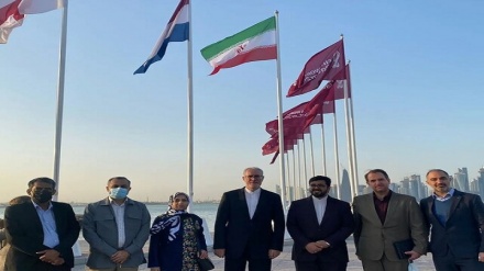 İran bayrağı Katar'da dalgalandı 