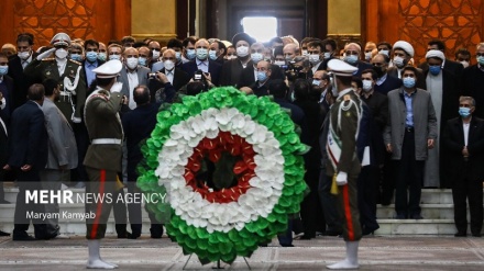 (FOTO DEL GIORNO) Presidente del Majlis al mausoleo Imam Khomeini
