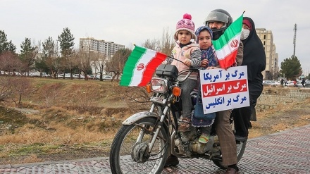 Partisipasi Luas Warga Iran dalam Pawai 22 Bahman 