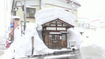 北陸や北海道の日本海側で記録的な大雪、交通機関に大きな乱れ