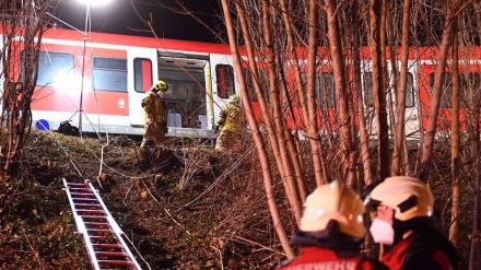  At least 1 killed, 14 injured in commuter train collision near Munich 