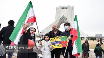 (FOTO DEL GIORNO) Torre Azadi, festa della Rivoluzione islamica