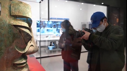 中国・四川省の博物館で、大型の青銅仮面が展示