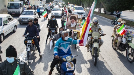 (FOTO) Iran, cortei in auto per 43° Rivoluzione islamica - 2