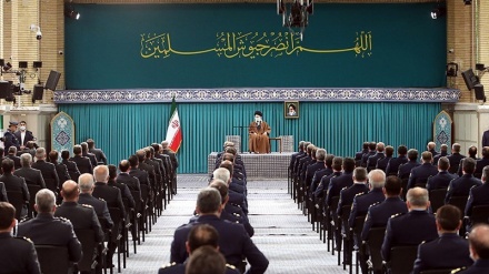 Komandan dan Perwira AU Militer Iran Bertemu Rahbar (2)