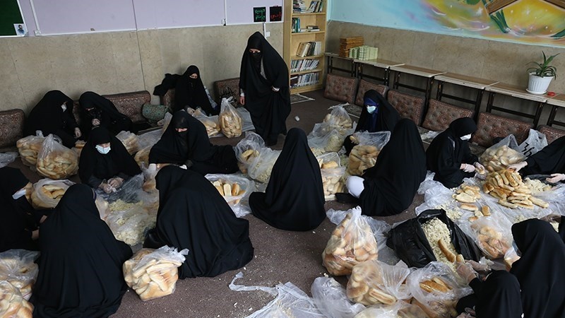 Anggota posko layanan pembagian makanan gratis pada Haul Sayidah Zainab as di Tehran.