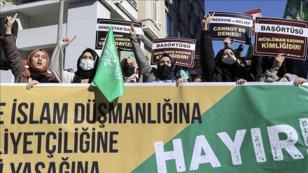 Hindistan’daki başörtüsü yasağı İstanbul’da protesto edildi