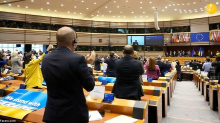 Deputetët e Parlamentit Evropian në këmbë i duartrokasin fjalimit të presidentit të Ukrainës