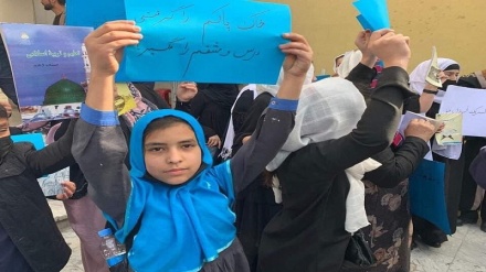 دختران دانش آموز در کابل به بسته ماندن مدارس‌شان اعتراض کردند