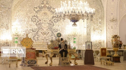 Turistët e Novruzit në pallatin e muzeut 