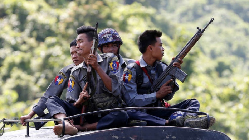 缅甸青年用武器对抗军方