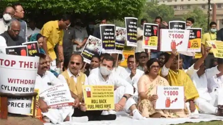 भारत में बढ़ती मंहगाई के ख़िलाफ़ विपक्षा का हल्ला बोल, संसद से सड़क तक कांग्रेस ने किया प्रदर्शन