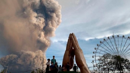 Filippine, eruzione vulcano: cenere e vapore dal Taal