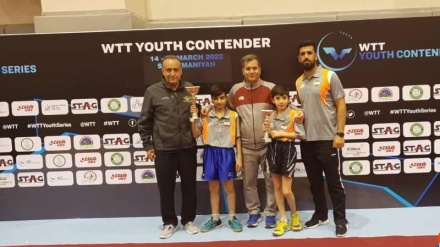 伊朗少年在伊拉克乒乓球锦标赛获得金牌