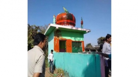 মাজার ভাঙচুর করে গেরুয়া রঙ দিল অজ্ঞাত দুর্বৃত্তরা, এফআইআর দায়ের