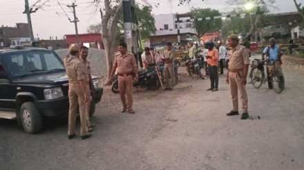 नशे में धुत युवक ने महात्मा गांधी की प्रतिमा तोड़ी, धरने पर बैठे कांग्रेस कार्यकर्ता