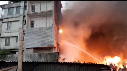 আগুনে পুড়ল নারায়ণগঞ্জে ১০ টি ঝুটের গুদাম
