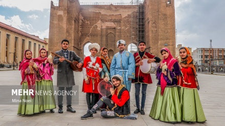 Lajmërimi i stinës së pranverës në rrugët e qytetit Tabriz të Iranit