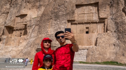 (FOTO DEL GIORNO) I viaggiatori del Nowruz al Naqsh-e Rostam
