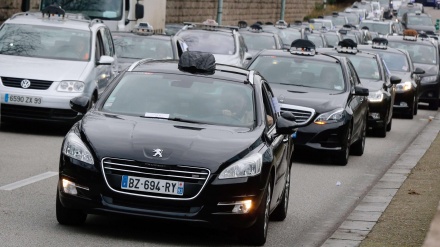 仏で、タクシー運転手らが燃料値上げに抗議