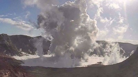 Thousands flee after volcano erupts in Philippines