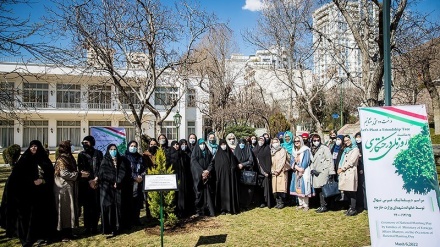 Istri-Istri Dubes Asing Tanam Pohon di Area Kemlu Iran (2)