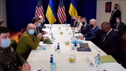 Biden meets top Ukrainian ministers in Poland
