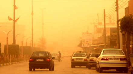 イラン西部に、イラクからの大規模な砂嵐来る