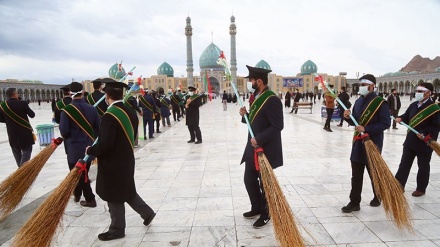 Mendekati Nisfu Sya'ban, Masjid Jamkaran Dibersihkan