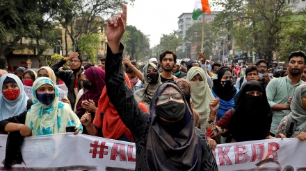 भारत में हिजाब को लेकर व्यापक होता विवाद