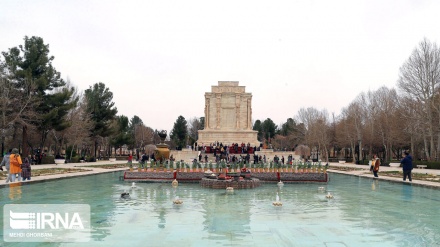 La tombe du poète Abu al-Qasim Ferdowsi à Machhad reçoit des touristes