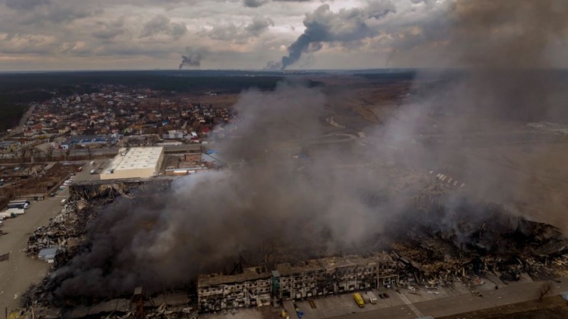 Sebuah pabrik dan toko terbakar setelah dibombardir di Irpin.