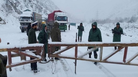 صدها موتر باربری به دلیل برف‌باری‌ها در سالنگ گیر مانده‌اند