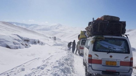 دهها مسافر در شاهراه کابل - غور در برف مانده‌اند