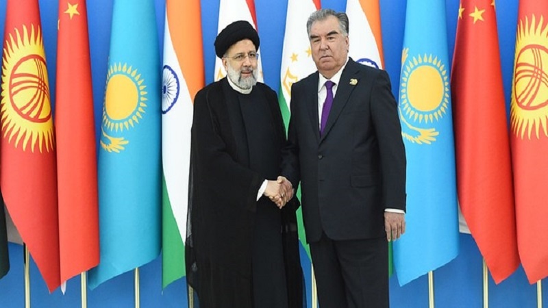 Presiden RII Sayid Ebrahim Raisi (kiri) dan Presiden Tajikistan Imam Ali Rehman.