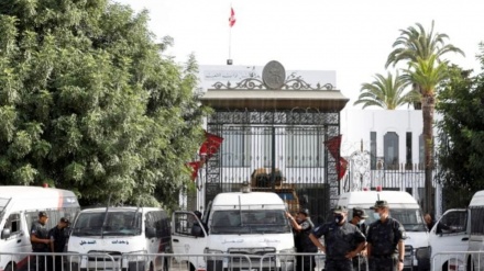 Parlamenti tunizian u shpërnda