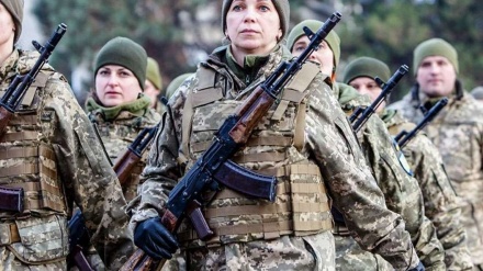 यहां कोई फूलों से तुम्हारा स्वागत नहीं करेगा, हम गोली मारने के लिए तैयार बैठे हैं, सरेंडर कर दोः यूक्रेन की महिला सैनिकों का संदेश