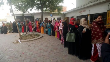 यूपी के अंतिम चरण का मतदान जारी, मतदान केन्द्रों पर लंबी-लंबी कतारें