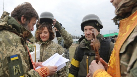 Ukrainisches Paar heiratet mitten im Krieg