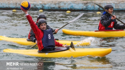 Stërvitjet e femrave në sportin Canoe polo në liqenin 
