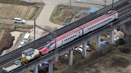 地震で脱線した東北新幹線の車両、現場からの牽引作業が開始