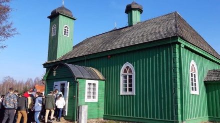 Poland Muslims: Battling hate, spreading Islam